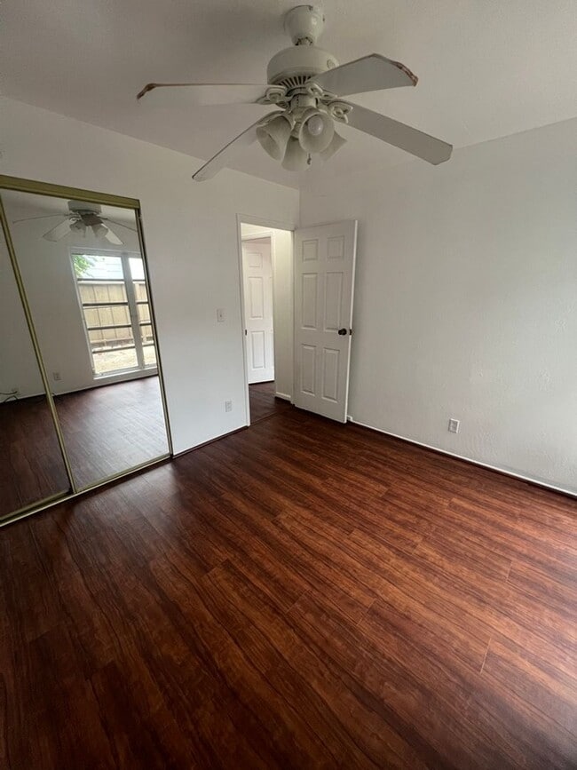 Building Photo - Loft, 2 Bedrooms, Split Townhouse, AC, 2 Parking