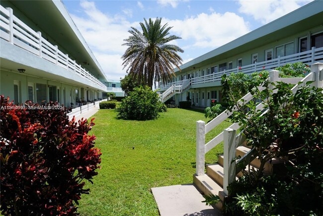 Building Photo - 2700 NE 135th St