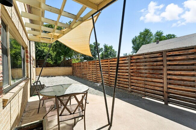 Building Photo - Great Property in the DU area!