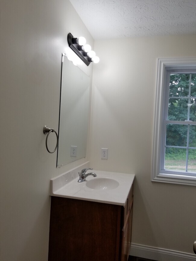 Building Photo - Beautiful and Modern 3 Bed 2.5 bath Home!