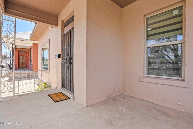 Building Photo - 305 E River Ave