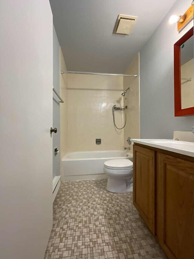 Building Photo - 202 S Waters Edge Dr