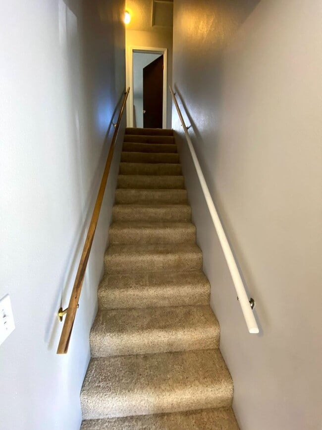 Building Photo - 3 Bedroom, 1.5 Bathroom Townhouse Next to High School and Middle School