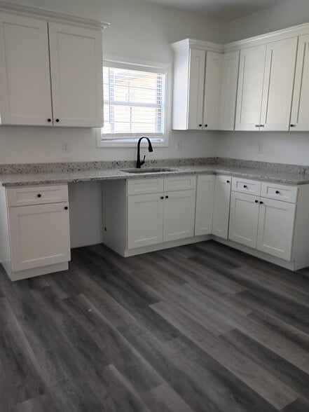 Building Photo - 844 Ridgewood Dr