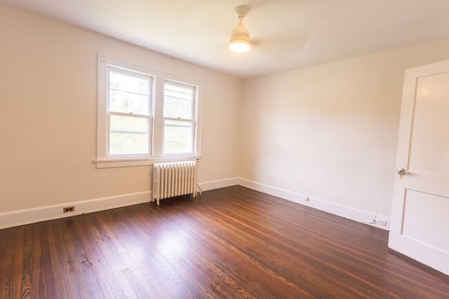 Building Photo - Spacious 3-bedroom, 2-bathroom (Full House...