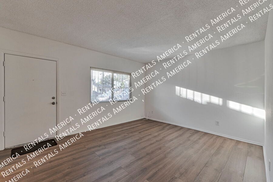 Building Photo - 749 E 6th St