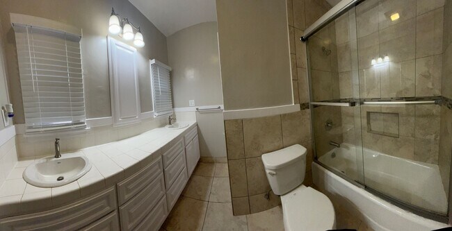 Building Photo - LARGE UPSTAIRS 2 BEDROOM 1 BATH, BUILDING ...