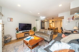 Building Photo - 67 Bright St