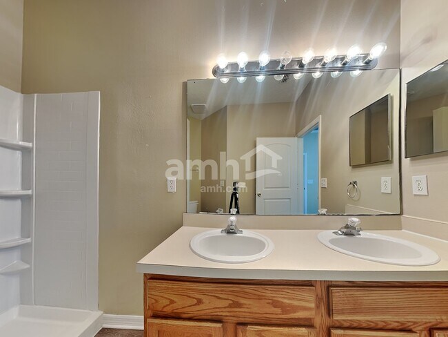 Building Photo - 4926 Waterside Pointe Cir