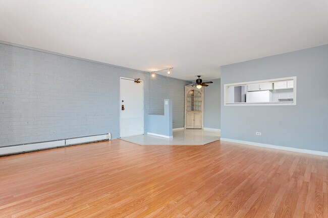 Building Photo - 208 E Bailey Rd