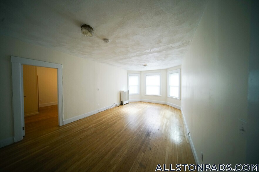 Building Photo - 194 Kelton St