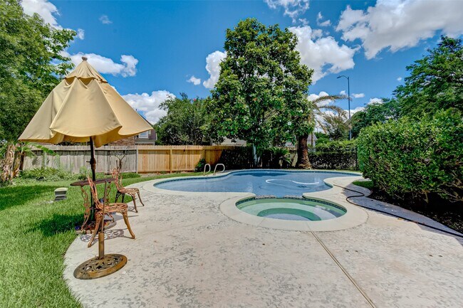 Building Photo - 2915 Monet Dr