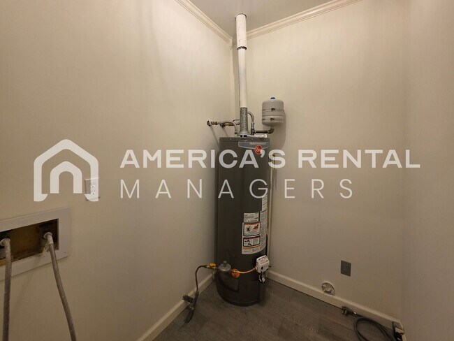 Building Photo - DEPOSIT PENDING! Newly Renovated and Ready for Move In!