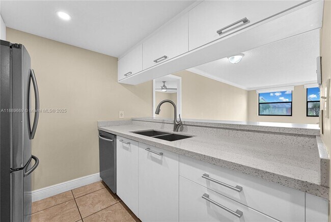 Building Photo - 8120 Geneva Ct