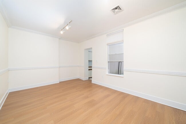 Building Photo - 104 6th St