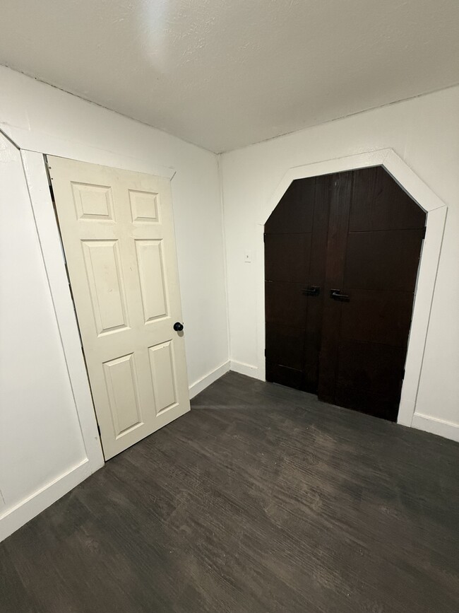 Building Photo - 445 Southport Rd