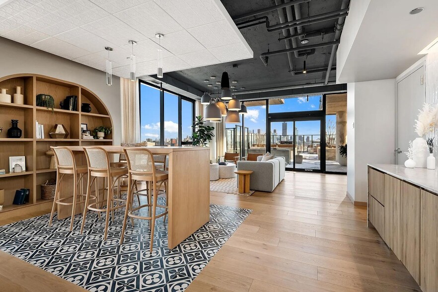 Building Photo - 513 S Damen Ave