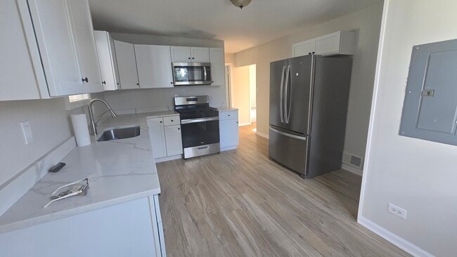 Building Photo - 33181 N Valley View Dr