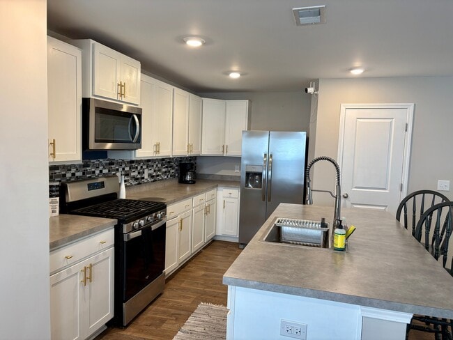 Building Photo - 194 Spencer Cir