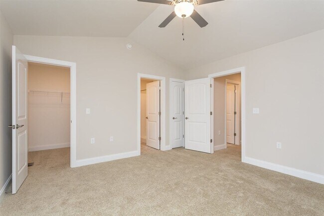 Building Photo - Spacious Luxury Townhome! Outstanding Location!