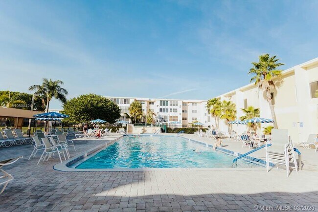 Building Photo - 300 NE 26th Ave