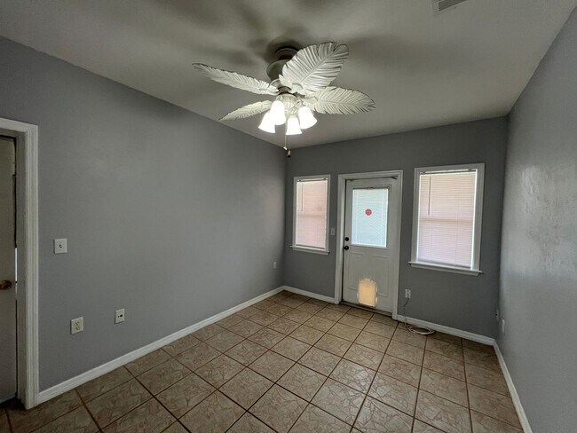 Building Photo - Beautiful 2 Bed/2 Bath Home in Ocala!! BOUNUS ROOM Included! Lawn care INCLUDED!