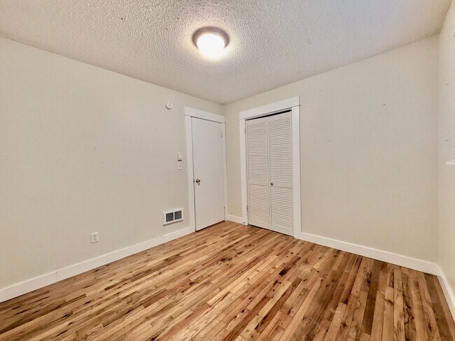 Building Photo - Discover Your New Home in the Heart of the Desirable Sellwood Neighborhood! Water/Sewer/Garbage I...