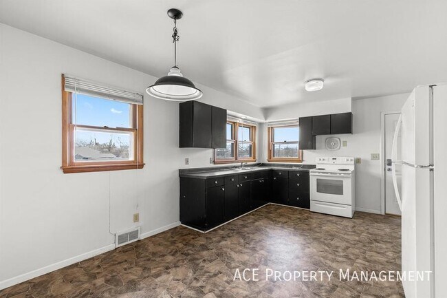 Building Photo - 832 Haines Ave