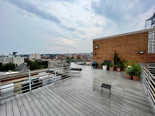 Building Photo - Cute 1 BR/1 BA Condo in Dupont Circle!