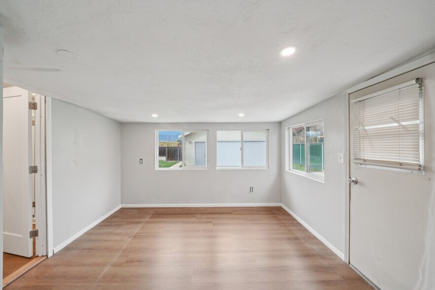 Building Photo - 1842 E Victoria Ave