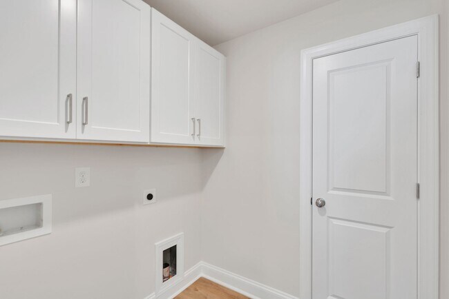 Building Photo - Beautiful 4BR 2.5BA Home w/ Full Appliance Kitchen • Garage Parking •