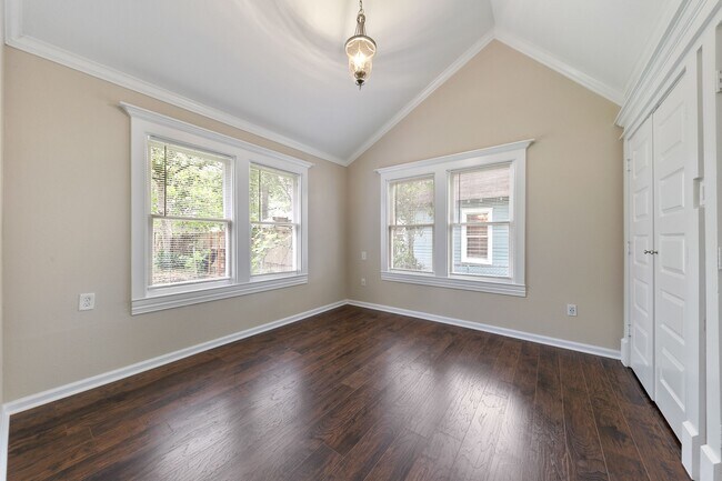 Building Photo - 407 E 27th St