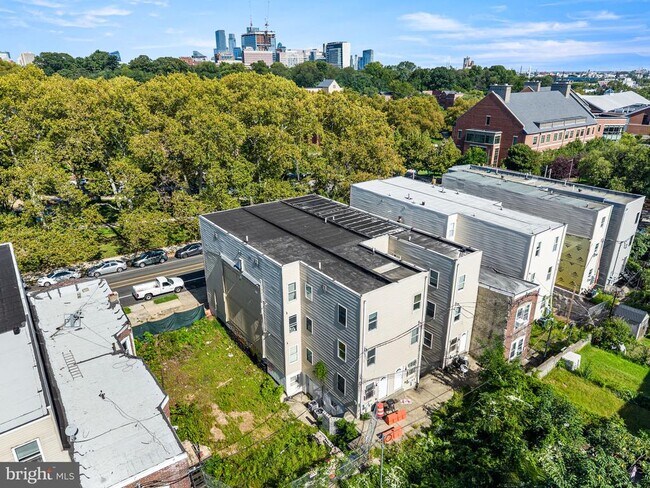 Building Photo - 1240 S 45th St
