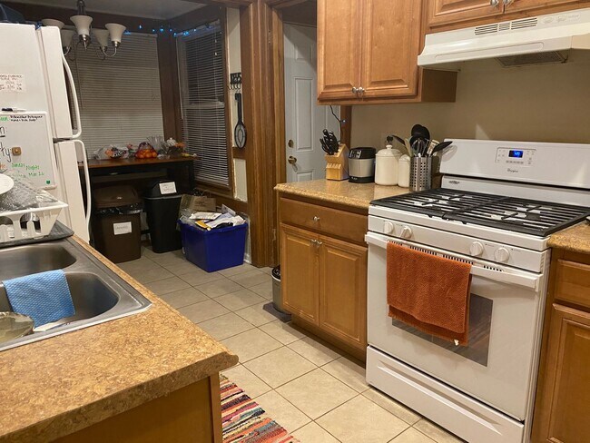 Building Photo - 2704 E Hartford Ave