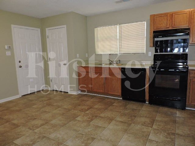 Building Photo - 2631 Parkview Dr