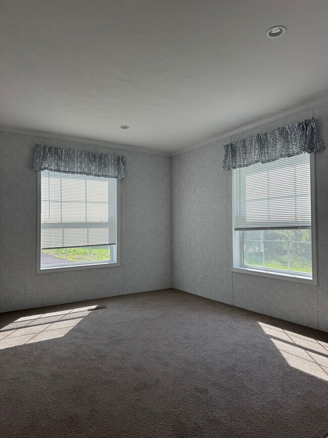 Building Photo - 465 Royal Manor Rd