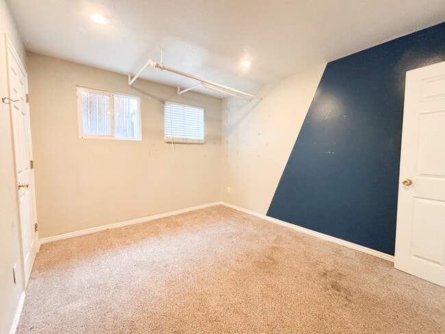 Building Photo - Large 2 Bedroom Basement Apartment - Close...