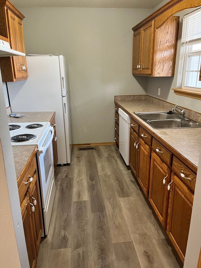 Building Photo - COMING SOON!! Nice 2BR/2BA near MSSU campus DOWNSTAIRS UNIT!!