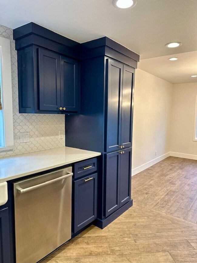 Building Photo - Riverfront Gated 2 Bedroom Luxury Condo!!