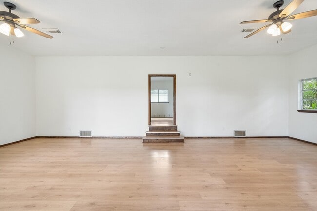 Building Photo - 108 7th St