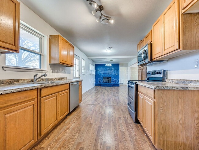 Building Photo - 611 Garth Brooks Blvd