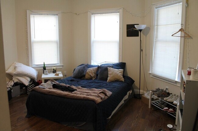 Building Photo - 34 Circuit St