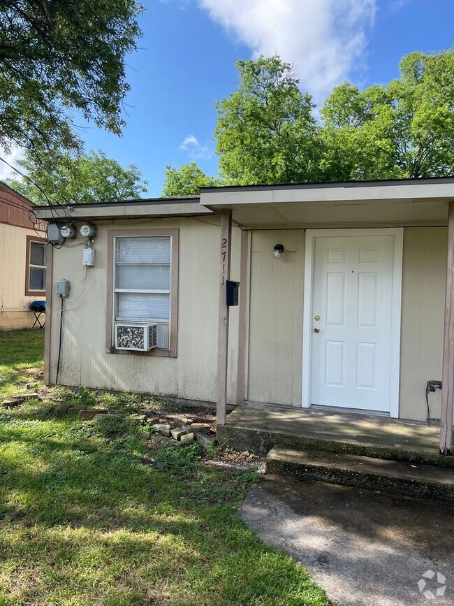 Building Photo - Available Now 1 BR, 1 BA Duplex $700/mo