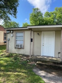 Building Photo - Available Now 1 BR, 1 BA Duplex $700/mo