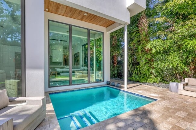 Building Photo - 703 NE 5th St