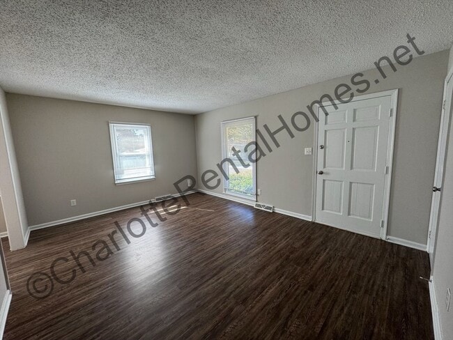 Building Photo - Nice 3 bedroom 2 bath home in Charlotte!