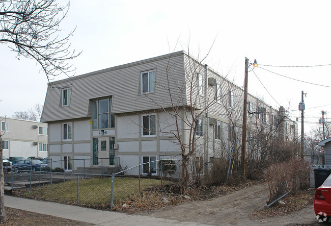 Building Photo - 2741 Pillsbury Ave