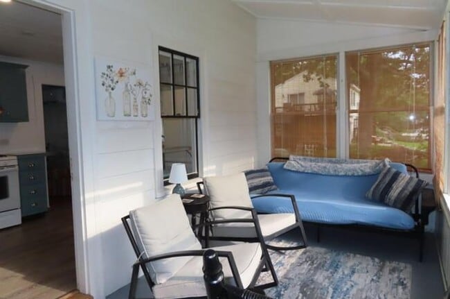 Building Photo - **Winter Rental** Fully Furnished, Beautif...