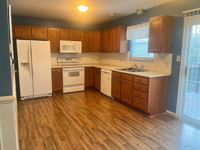 Building Photo - Gorgeous townhouse located near cornerston...