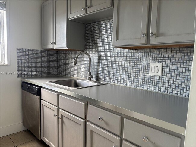 Building Photo - 1701 Washington St